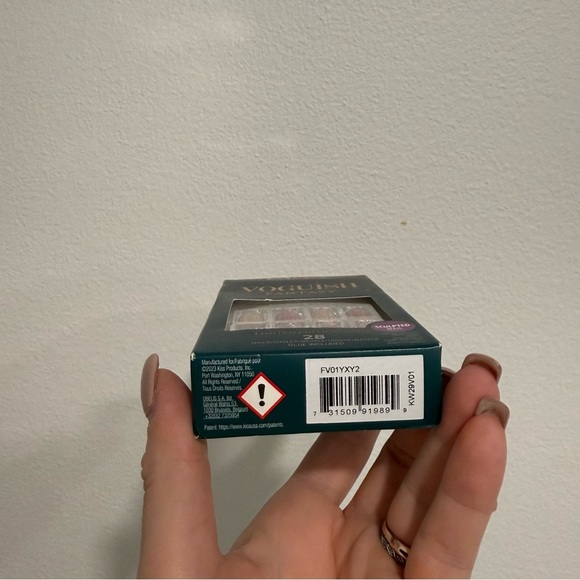 KISS Voguish Fantasy Limited Edition Holiday Christmas Nails - Picture 2 of 3